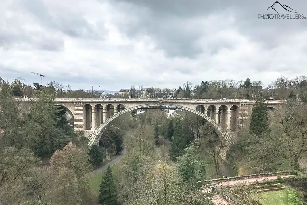 Blick von weitem auf die Brücke Pont Adolphe in Luxemburg Stadt