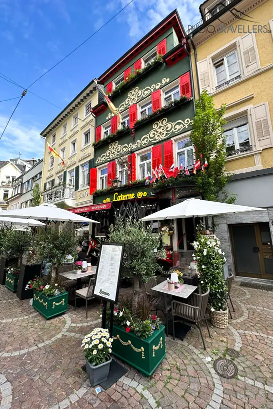 Ein buntes Haus in der Altstadt von Baden-Baden