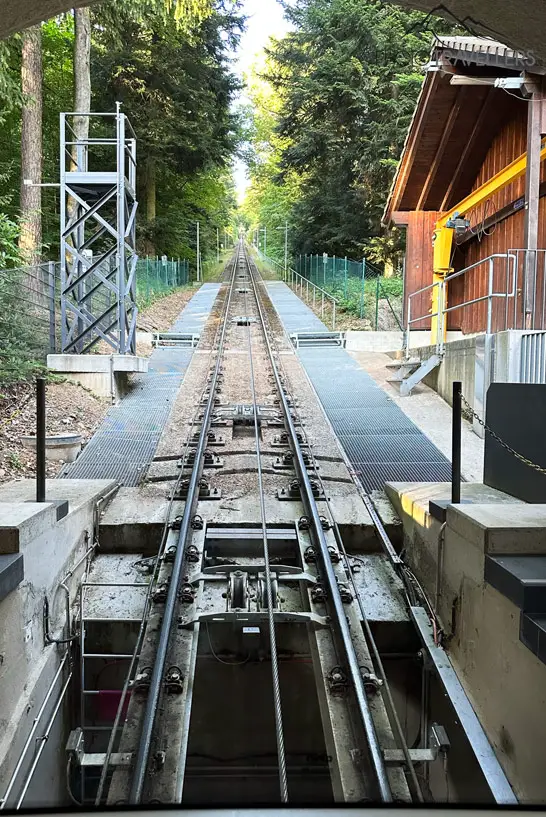 Der Blick auf die Schienen der Merkurbergbahn in Baden-Baden