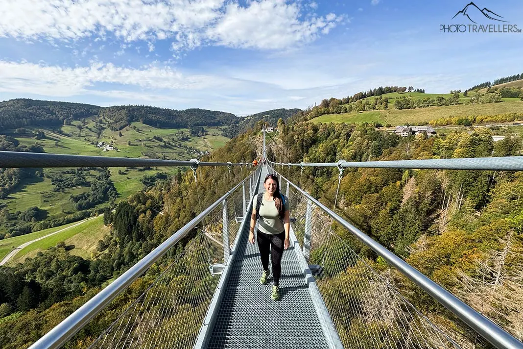 Reisebloggerin Biggi Bauer auf der Blackforestline Hängebrücke im Schwarzwald