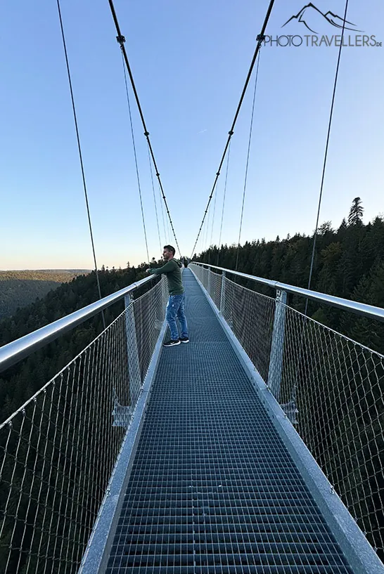 Reiseblogger Florian Westermann auf der Wildline Hängebrücke im Schwarzwald