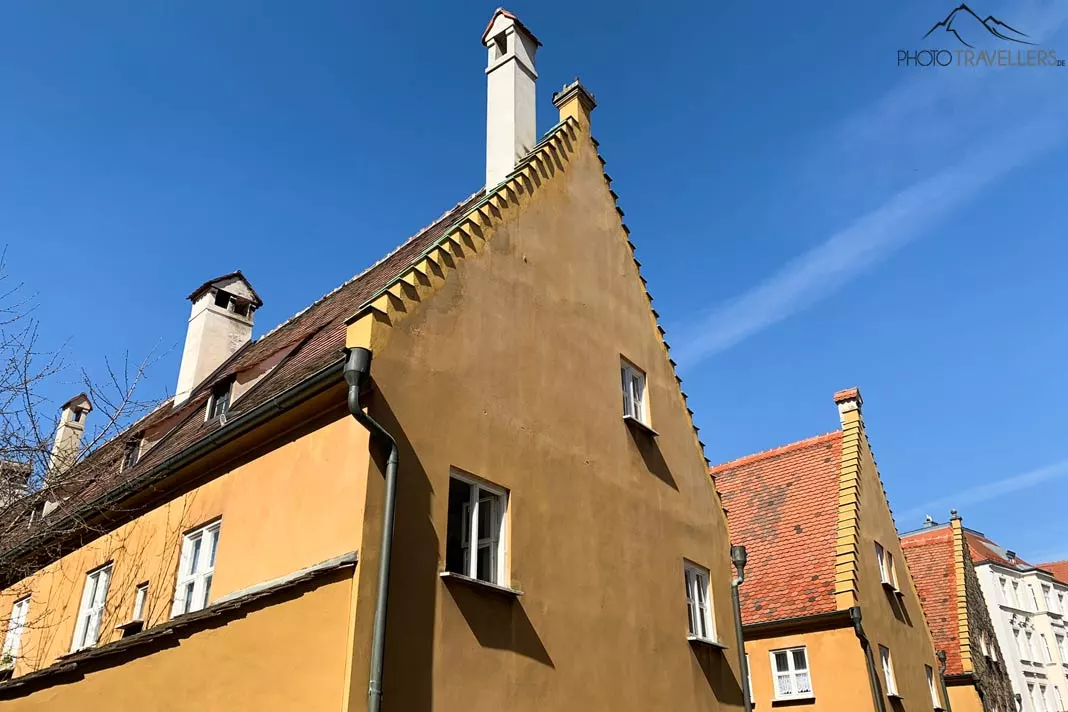 Die gelben Häuser der Fuggerei in Augsburg