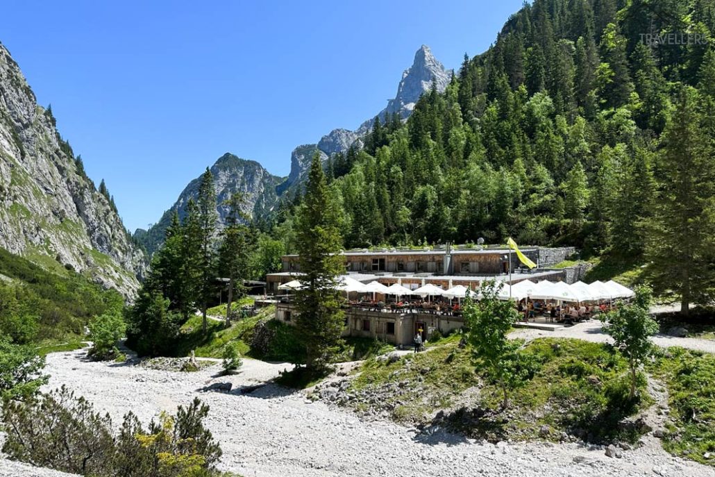 Die Höllentalangerhütte vor den imposanten Bergen