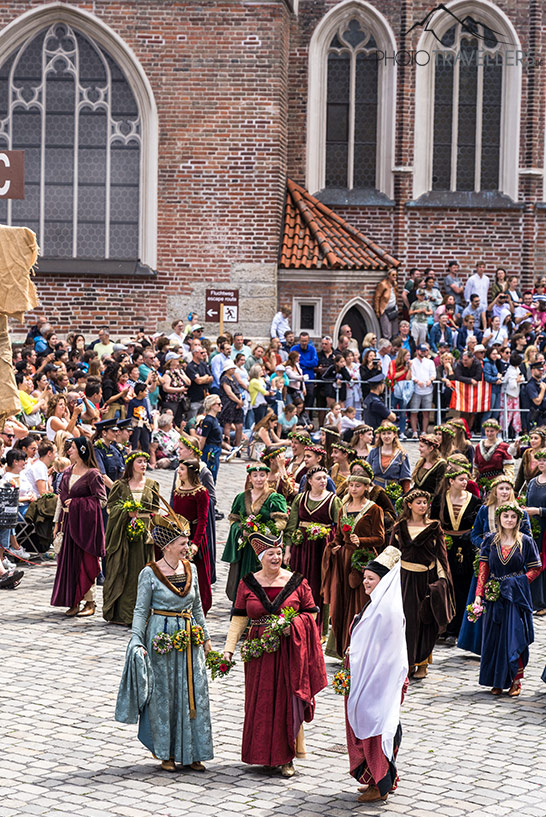 Drei hübsche Frauen auf dem Landshuter Hochzeitszug