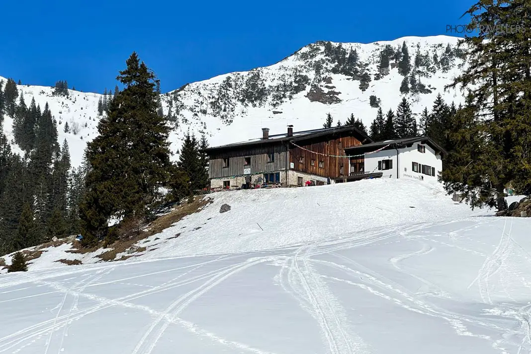 Die Priener Hütte in den bayerischen Alpen im Winter