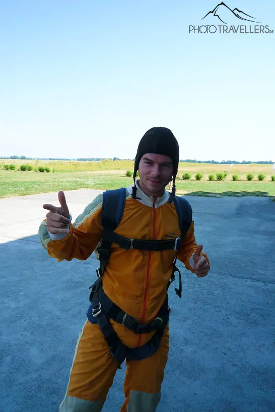 Reiseblogger Florian Westermann vor seinem ersten Fallschirmsprung