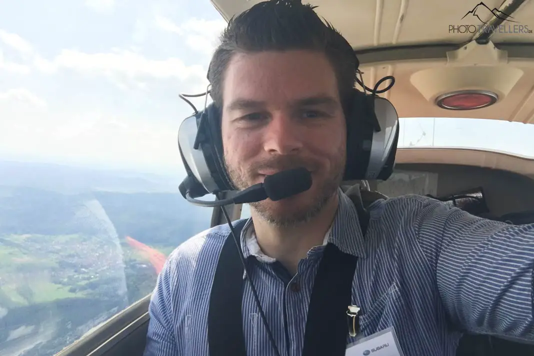 Reiseblogger Florian Westermann im Cockpit eines Motorflugzeugs