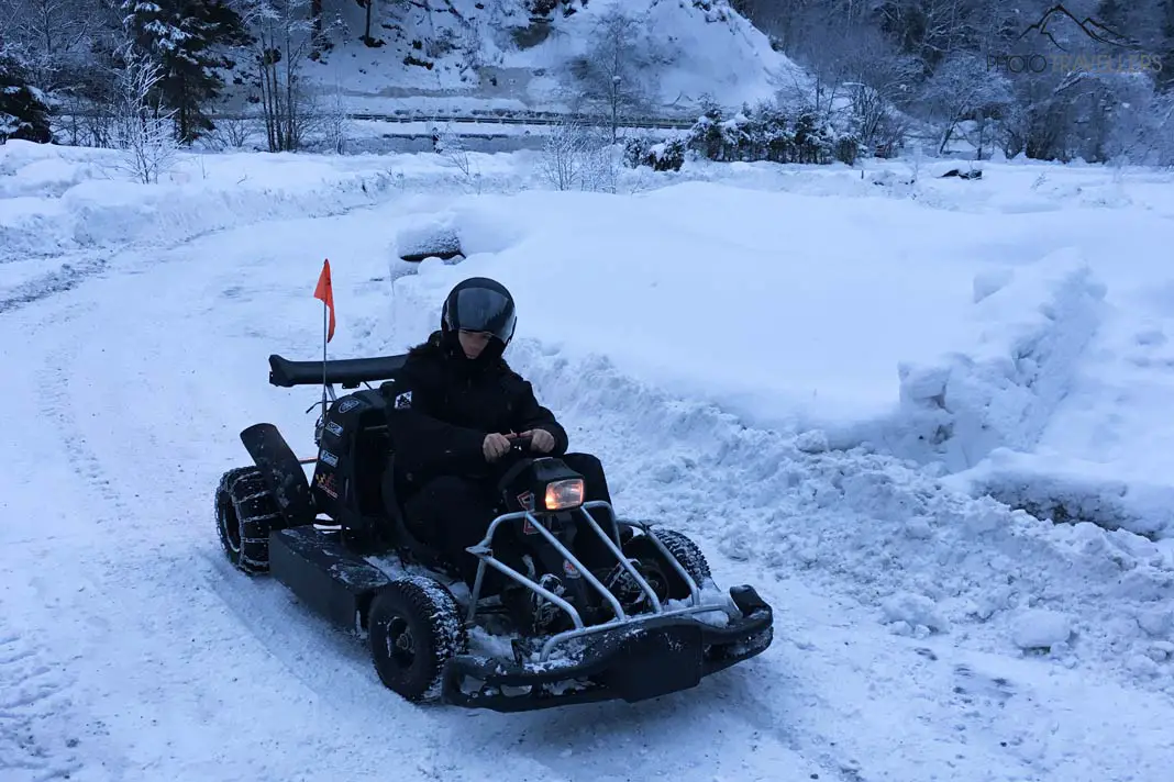 Reiseblogger Florian Westermann auf einem Gokart im Schnee im Winter