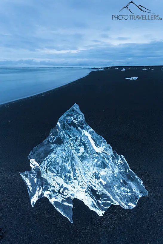 Ein großes Stück Gletschereis am Diamond Beach in Island
