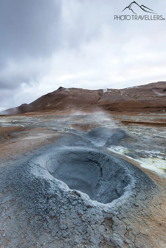 Ein Schlund im Geothermalgebiet Hverarönd in Island