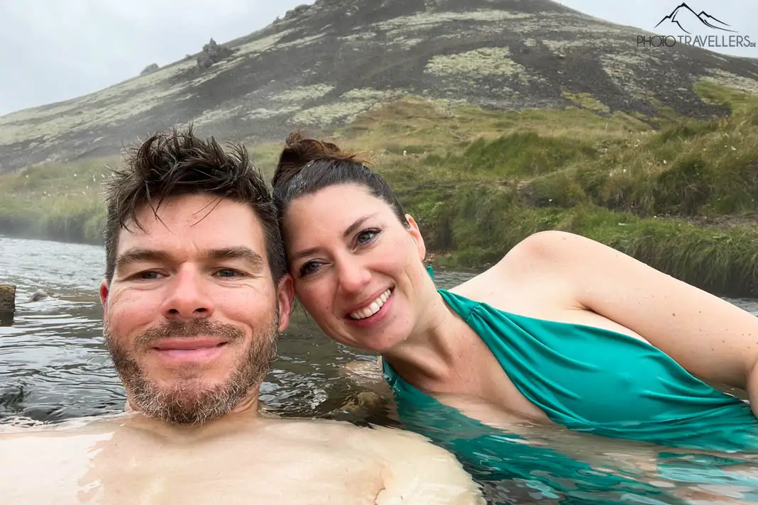 Die Reiseblogger Florian Westermann und Biggi Bauer im Wasser der Reykjadalur Hot Spring Thermal River in Island