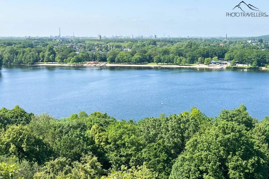 Der Blick vom 6-Seen-Aussichtsturm in Duisburg auf das Freibad Wolfssee