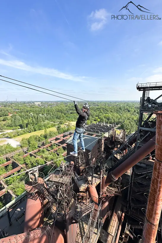 Reiseblogger Florian Westermann in 50 Metern Höhe auf einem Stahlseil im Landschaftspark Duisburg-Nord