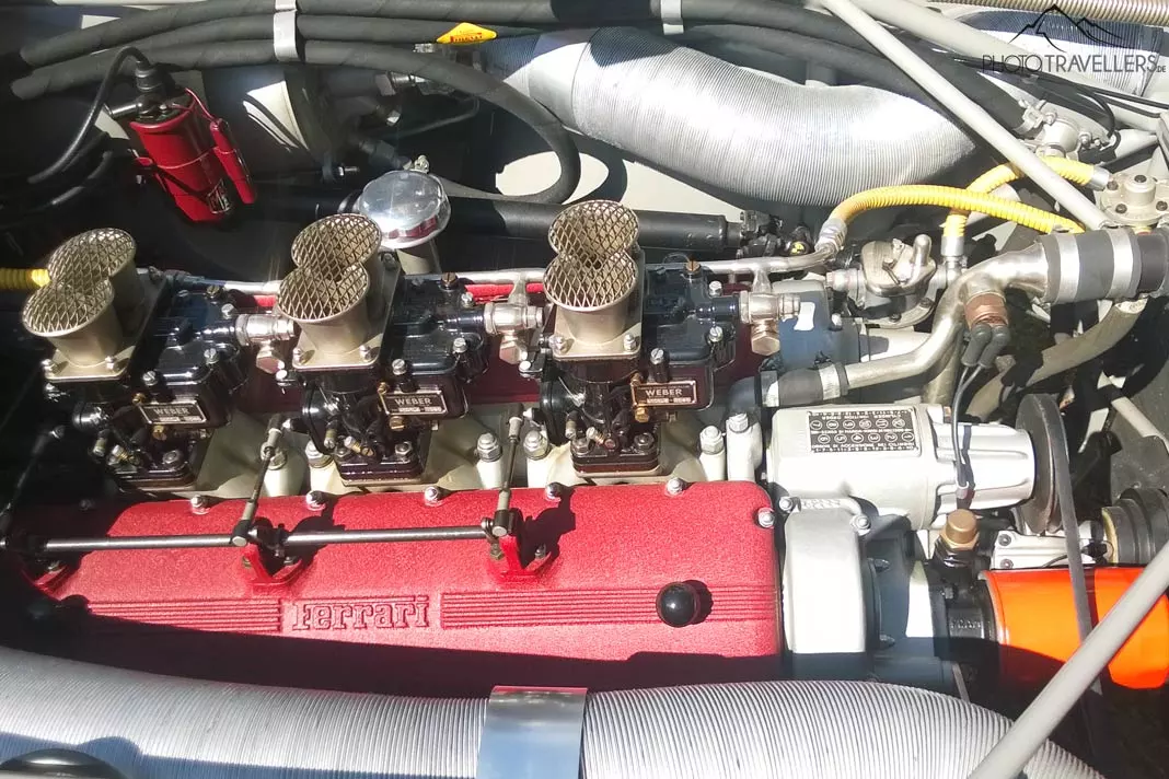 Ein Motor eines Ferrari Oldtimers