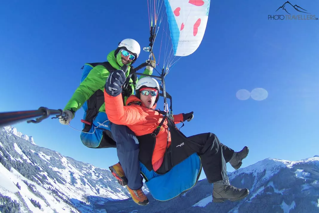 Reiseblogger Florian Westermann auf einem Paragliding-Flug in den Alpen im Winter