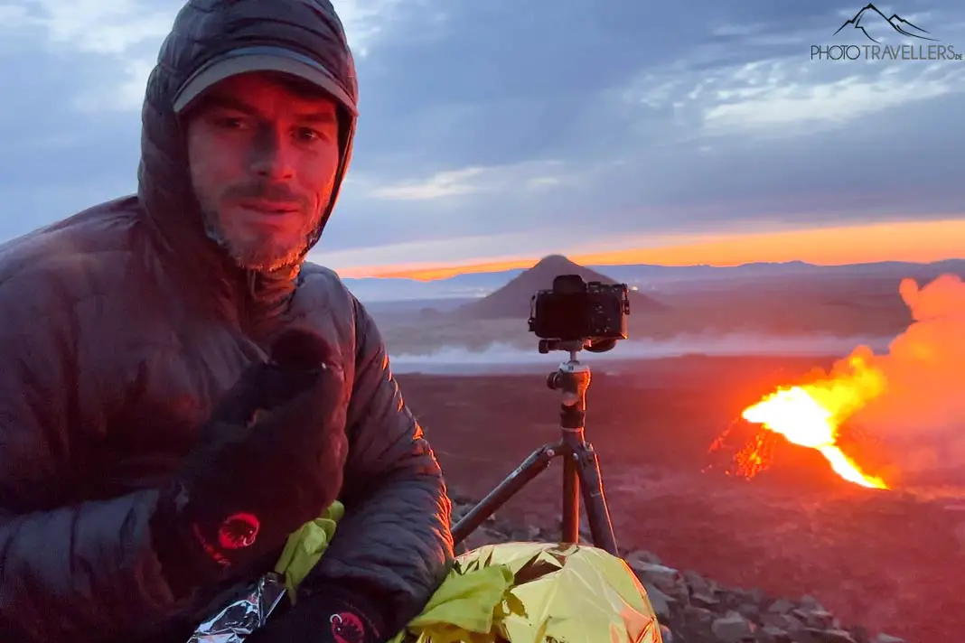 Profifotograf Florian Westermann auf einem Berg in Island mit Blick auf einen Vulkan