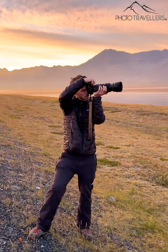 Fotograf Florian Westermann mit seiner Kamera beim Fotografieren in Island