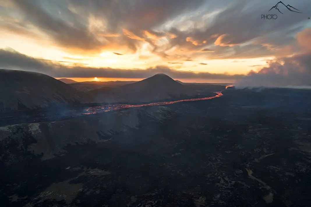 Der Blick aus der Luft auf den Vulkanausbruch