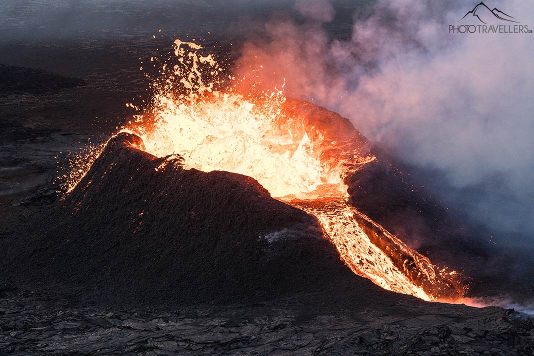 Ein brodelnder Vulkankrater in Island