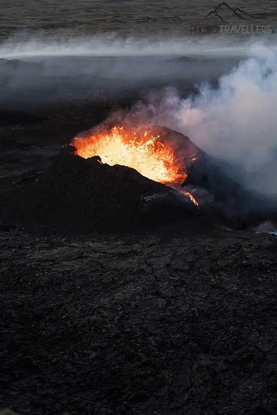 Der Blick in den Krater beim Vulkanausbruch in Island