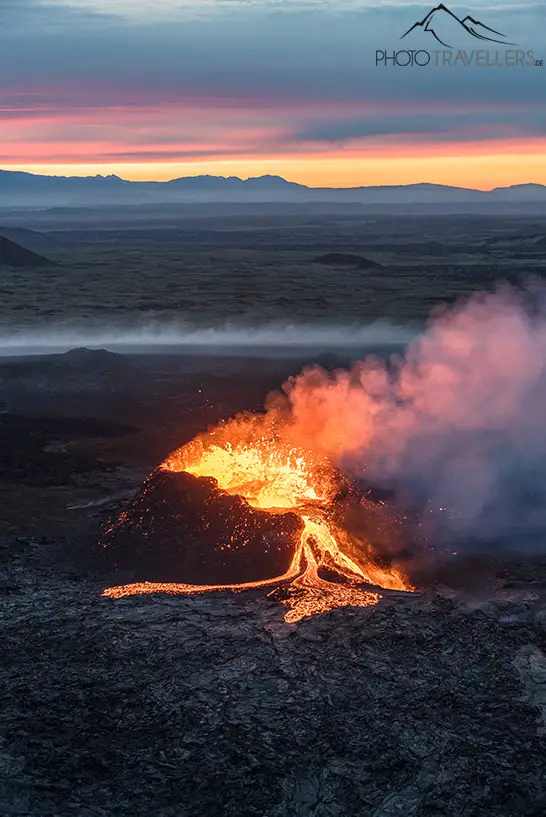 Lava, die aus dem Krater strömt