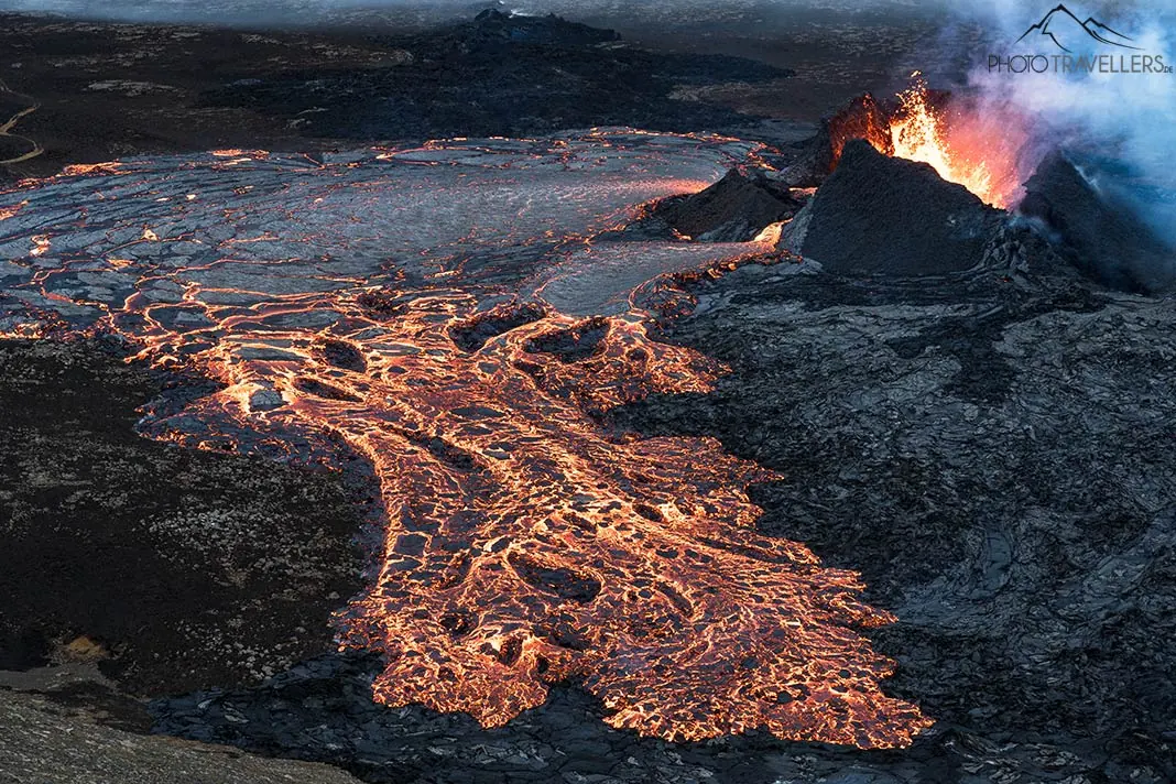 Der Lavafluss am Krater nach dem Bruch der Wand