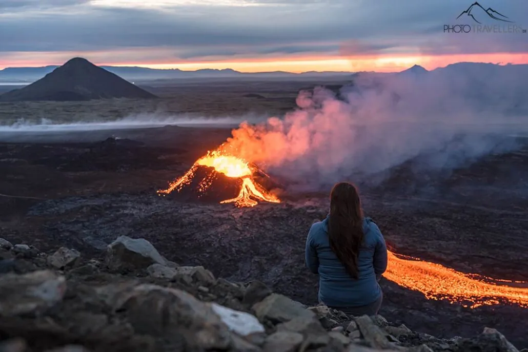 Reisebloggerin Biggi Bauer vor einem Vulkan in Island