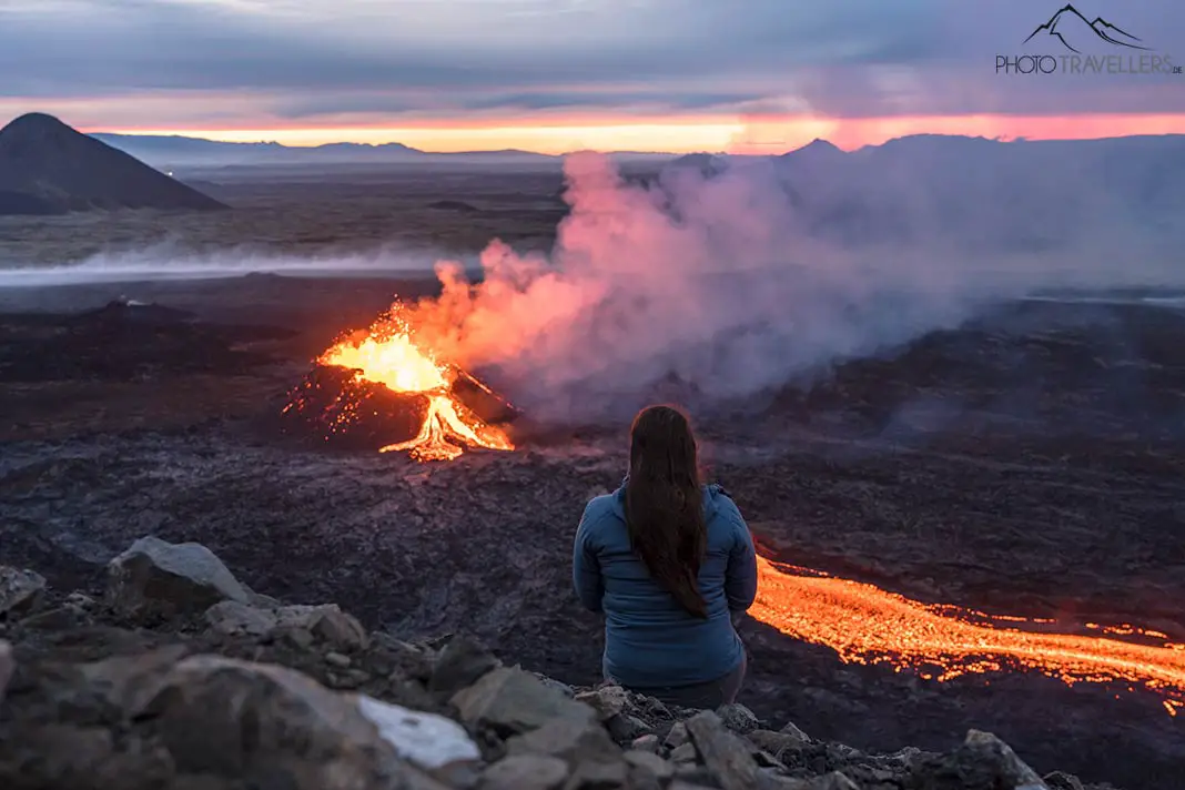 Reisebloggerin Biggi Bauer vor dem Vulkan