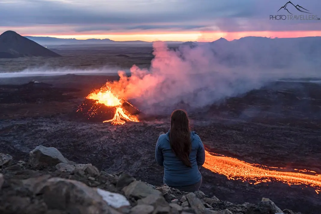 Reisebloggerin Biggi Bauer vor dem Vulkan