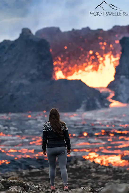 Reisebloggerin Biggi Bauer vor dem brodelnden Vulkan