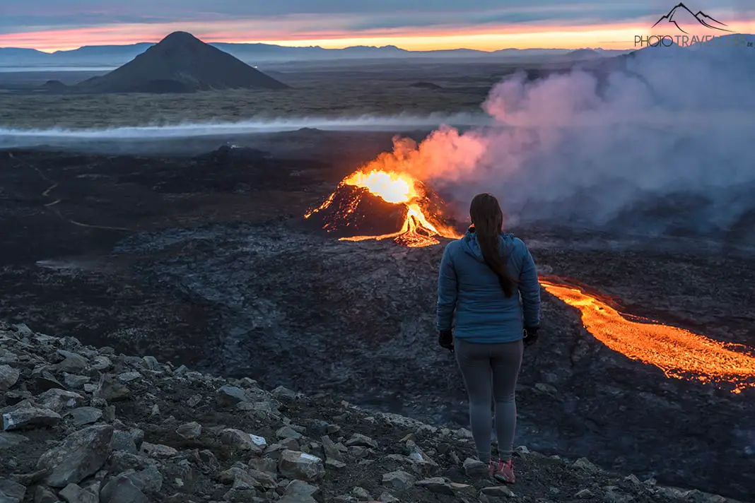 Reisebloggerin Biggi Bauer vor dem Vulkan Fagradalsfjall in Island