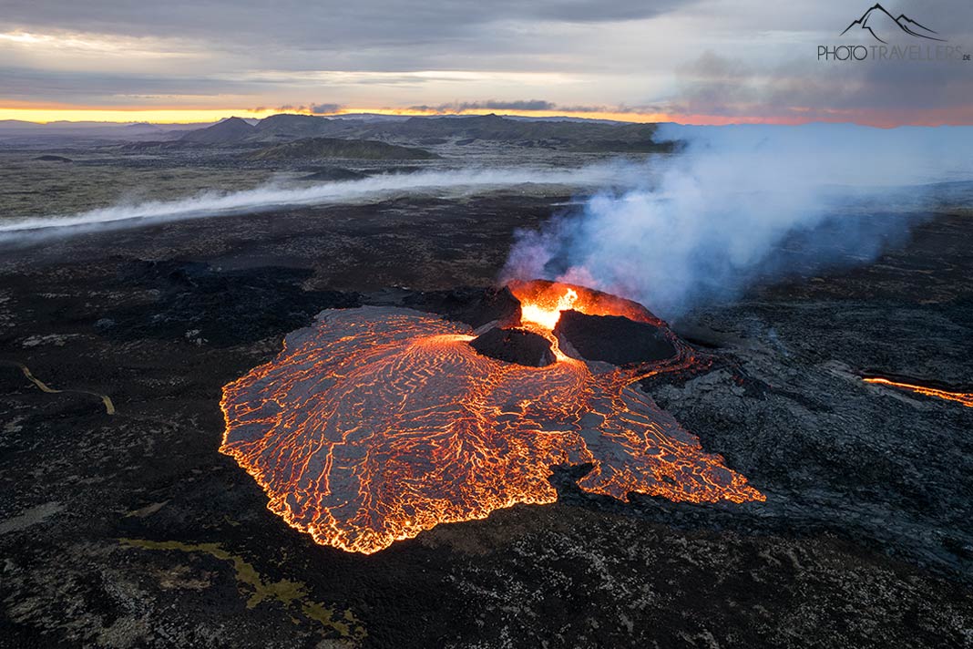 Ein großes Lavafeld um den Ausbruch des Fagradalsfjall