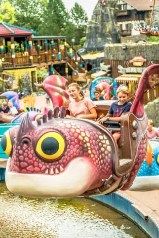 Kind auf einem Drachen im Freizeitpark Heide Park Resort