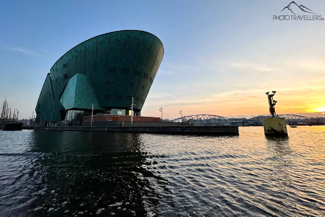 Blick vom Wasser auf das Nemo Science Museum bei Sonnenuntergang