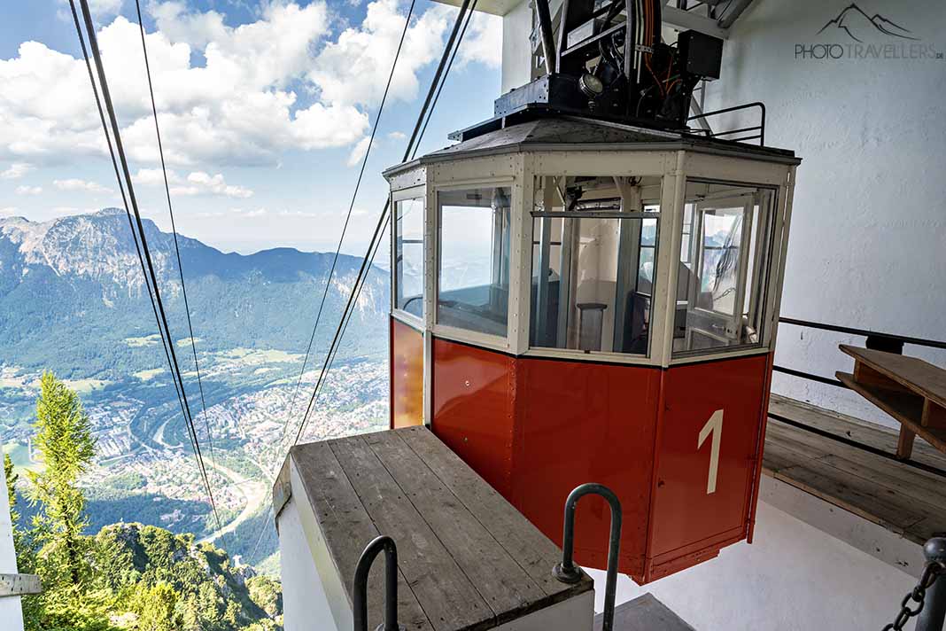Die historische Predigtstuhlbahn in der Bergstation mit Blick auf Bad Reichenhall