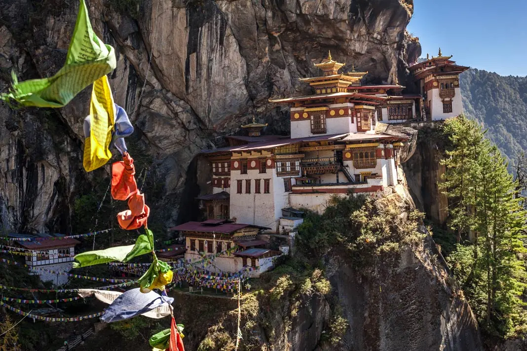 Die heilige Stätte Paro Taktsang in einer Felswand in Bhutan
