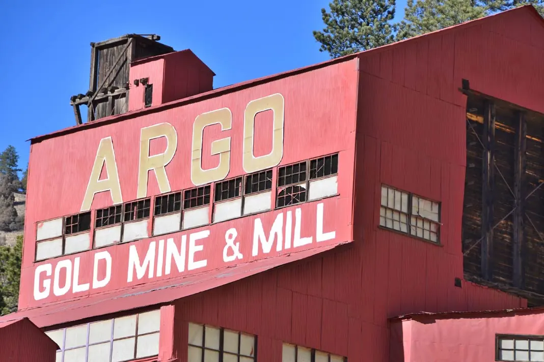 Das rote Hauptgebäude der Argo Gold Mill and Tunnel in Colorado