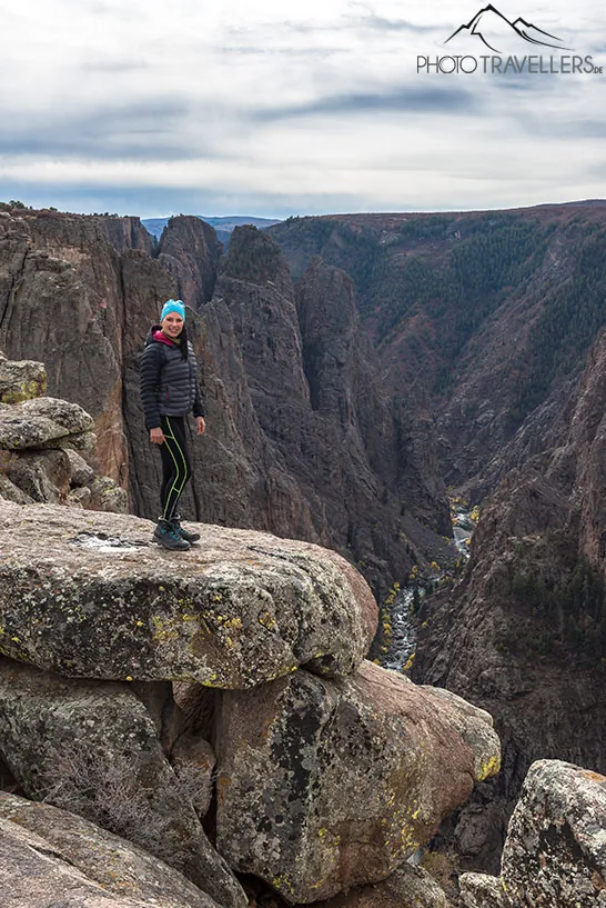 Reisebloggerin Biggi Bauer an der Kante vom Black Canyon of the Gunnison Nationalpark in Colorado