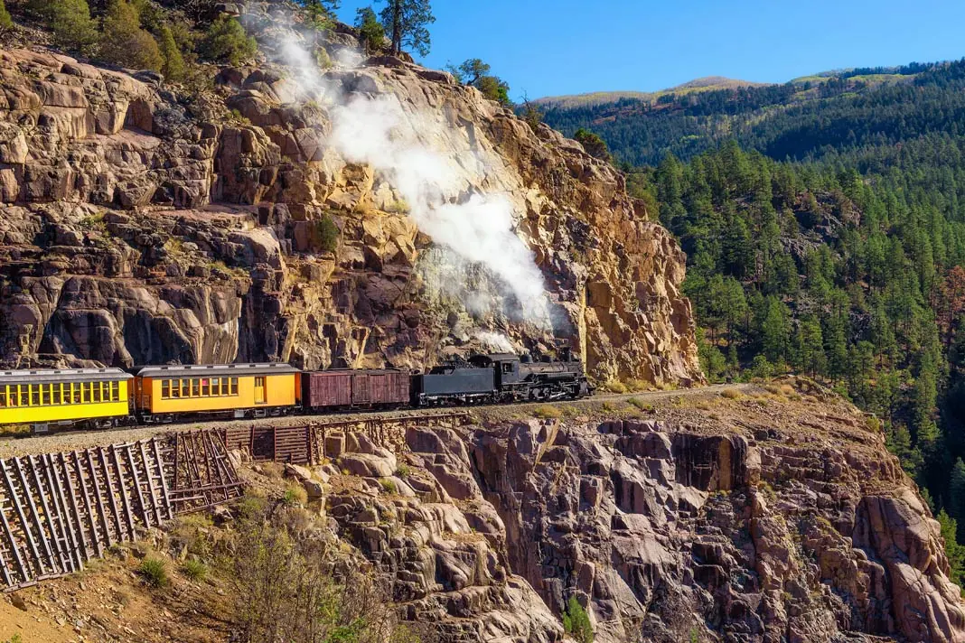 Ein Dampfzug der Durango & Silverton Narrow Gauge Railroad in Colorado