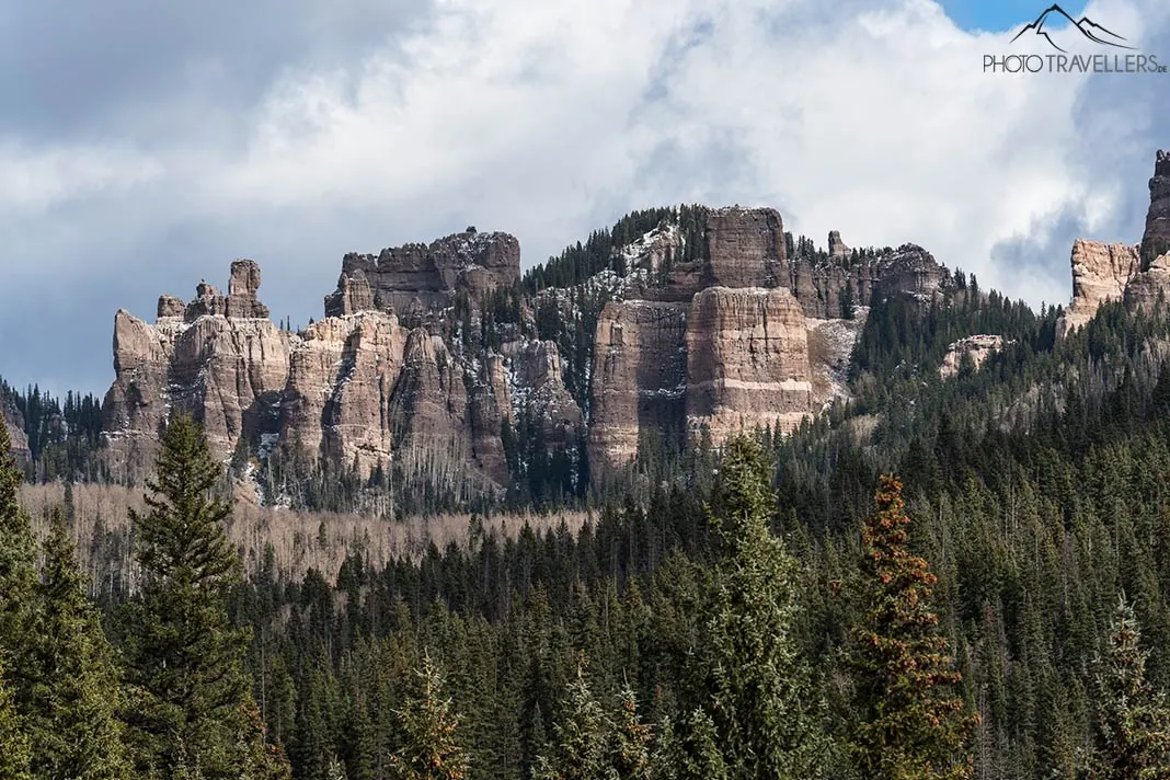 Imposante Felsformationen auf dem Weg zum Owl Creek Pass in Colorado