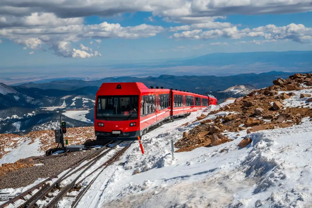 Die rote Zahnradbahn vom Pikes Peak in Colorado im Winter