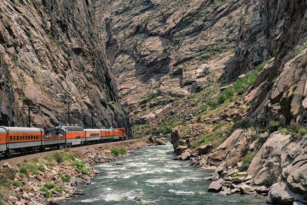 Ein Zug der Royal Gorge Route Railroad in der Royal Gorge in Colorado