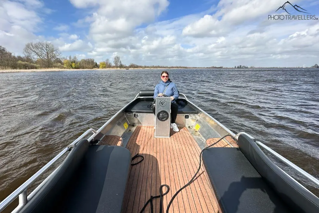 Biggi im Elektroboot auf dem Kanal in Giethoorn