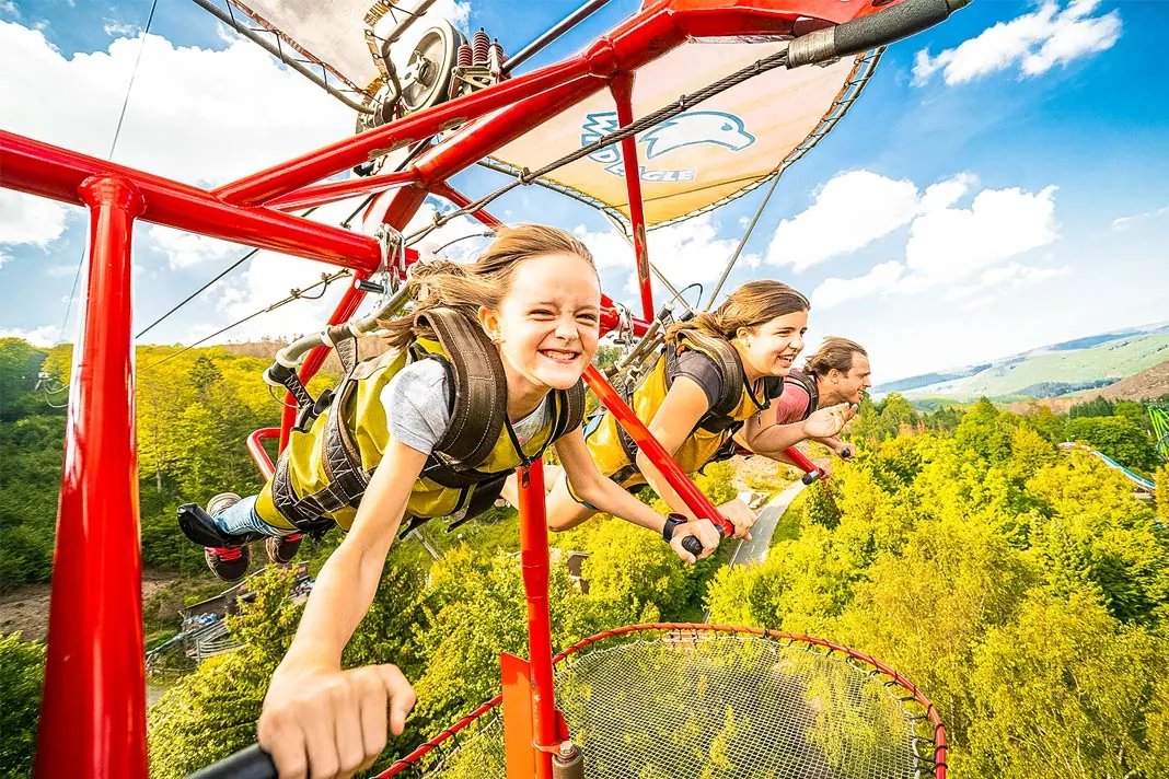 Kinder im Drachenflieger im Fort Fun Abenteuerland in NRW