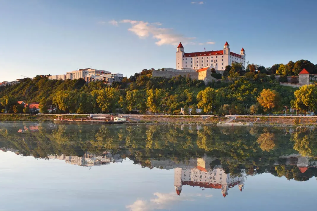 Die Burg von Bratislava, die sich im Wasser der Donau spiegelt