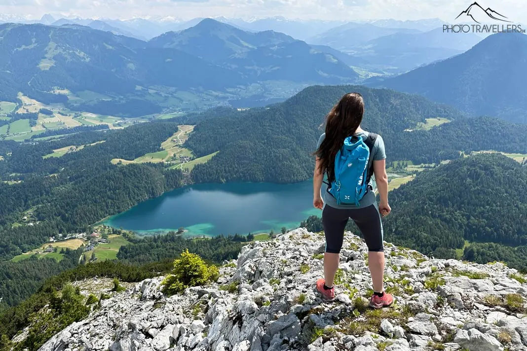 Reisejournalistin Biggi Bauer auf dem Zettenkaiserkopf mit Blick auf den Hintersteiner See