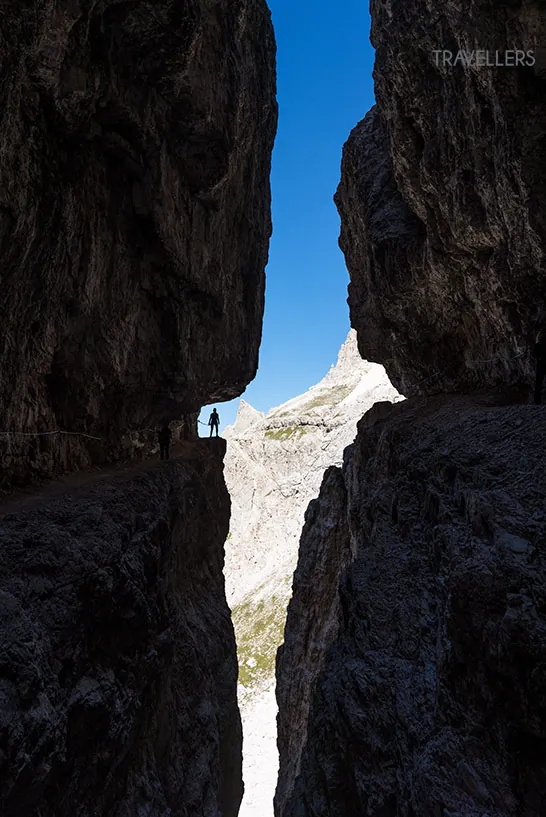 Reisebloggerin Biggi Bauer in der Felsspalte der La Mitra auf dem Alpinisteig