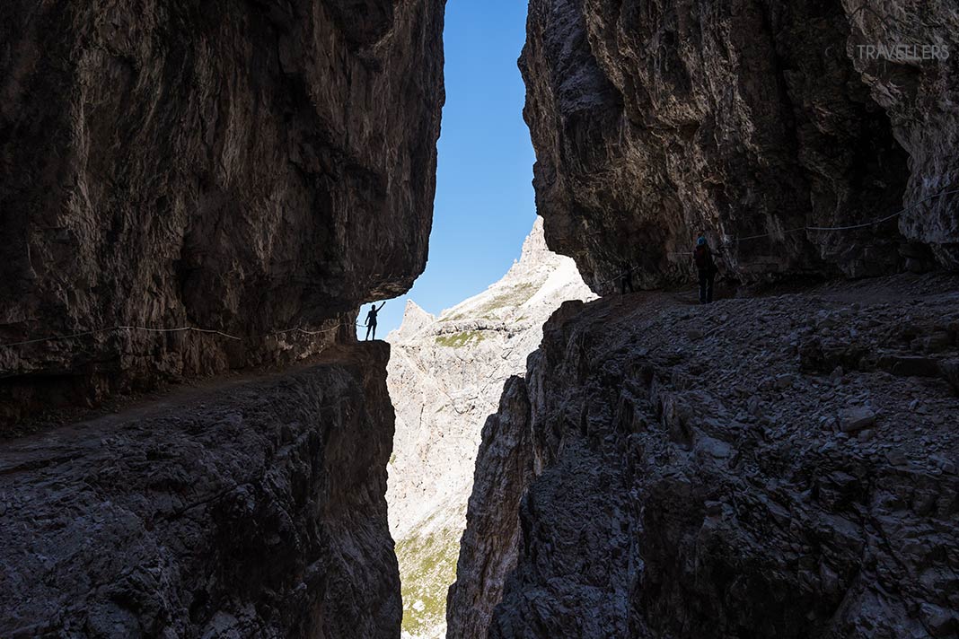 Reisebloggerin Biggi Bauer in der Felsspalte der La Mitra auf dem Alpinisteig