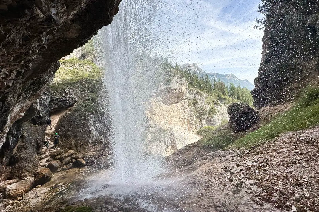 Klettersteiggeher am Fanes-Wasserfall in den Dolomiten
