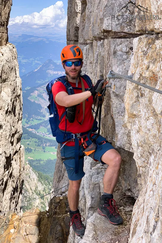 Reiseblogger Florian Westermann in einer Felswand auf dem Latemartürme-Klettersteig